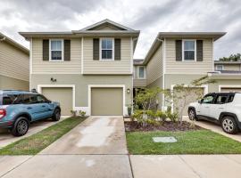 Brandon Duplex with Screened-In Porch and Pool Table!，位于布兰登的酒店