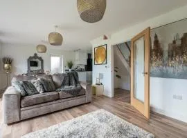 Luxurious 3 bedroom house Shangri la in village of Alfrick with free off road parking for 3 cars in an area of outstanding natural beauty, superb walking,close to Worcester, Malvern showground, theatre, Malvern hills, dogs welcome