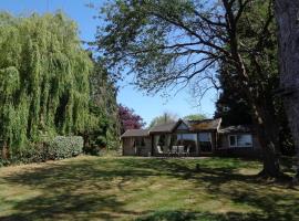 Idyllic Log Cabin Near Stratford upon Avon，位于埃文河畔斯特拉特福的酒店