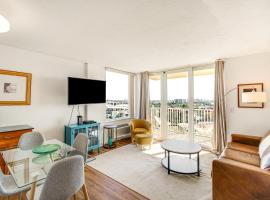 Fort Myers Beach Studio with Balcony and Views!，位于迈尔斯堡海滩的酒店