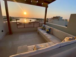 Sunrise to Sunset Rooftop Panorama - El Gouna Shedwan，位于赫尔格达的公寓