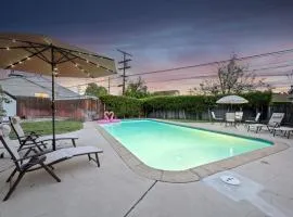 Chic Boho Retreat - Pool, Patio, Mini Golf & Arcade, Mins from Universal Studios!