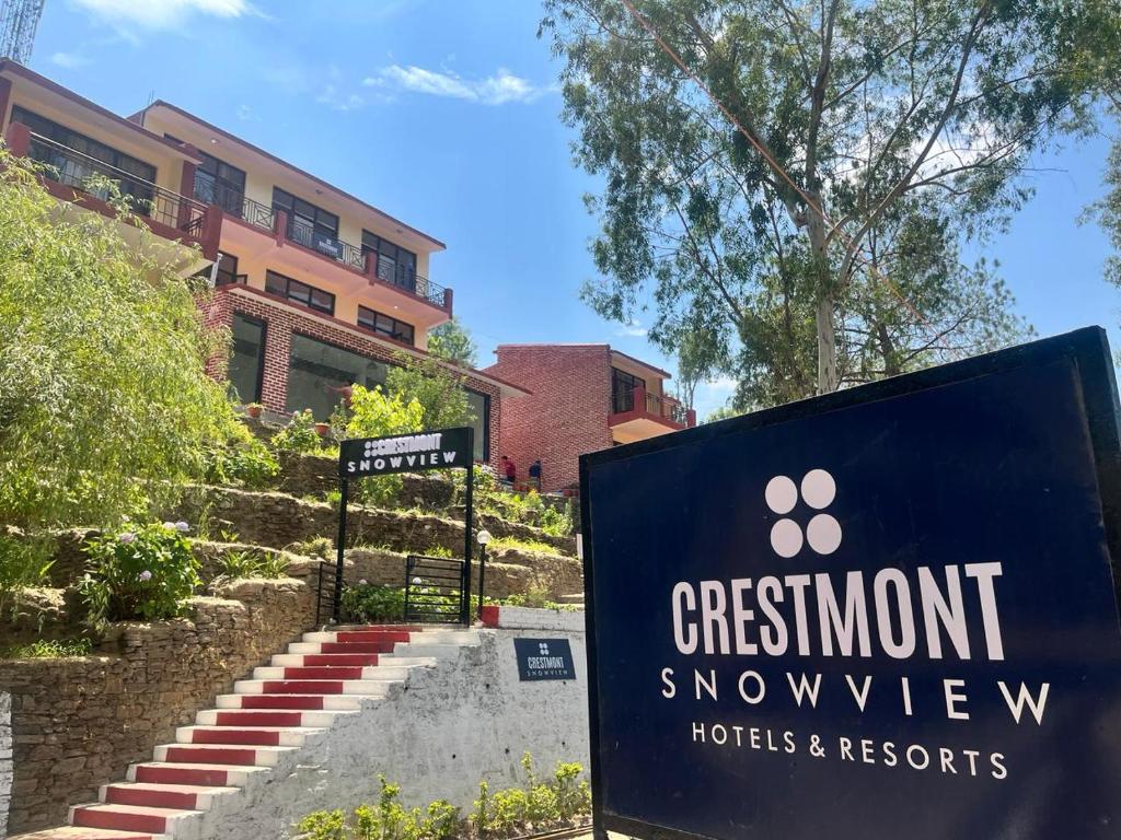 拉尼凯特Crestmont Snow View Resort Ranikhet的度假村旅馆标志