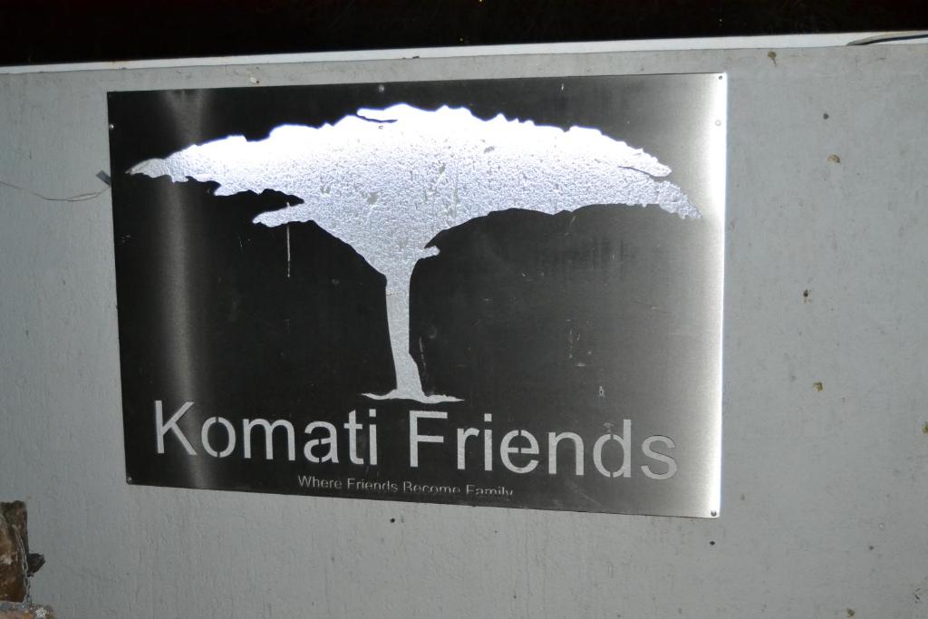 科玛蒂普特Komati Friends的墙上的Konart朋友标志