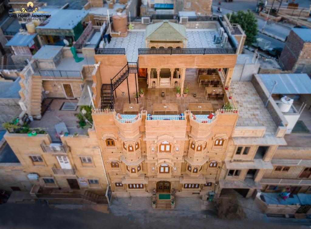 斋沙默尔Gaji Hotel Jaisalmer的享有带庭院的大型建筑的顶部景色