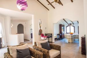 阿塔玛丽亚Luxuriöse und großräumige Villa mit Community Pool, Sicht auf das Mittelmeer sowie dem Mar Menor, La Manga Club的客厅配有沙发和桌子