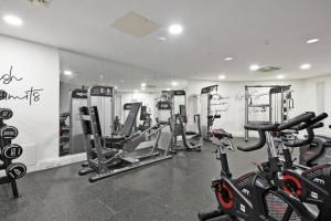 Perfectly Located City Centre Studio Apartment - West One with FREE WIFI, GYM ACCESS, NETFLIX的健身中心和/或健身设施