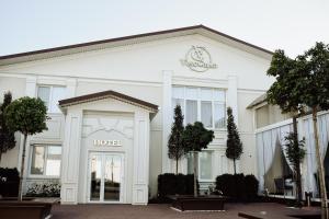 HaysynHotel VinoGrad的白色的建筑,上面有酒店标志