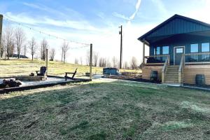 劳伦斯堡Bourbon Barrel Cottages #1 of 5 on Kentucky trail的草场旁的长凳房子