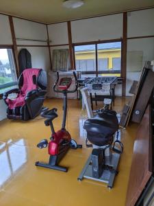 立山町Pension Alba - Vacation STAY 70972v的一间设有健身房的房间,里面配有健身自行车