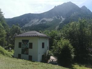 西比纳Dolomiti house的山丘上的小建筑,背景是群山