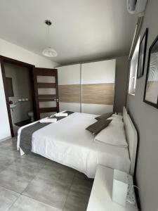 姆西达F3 Room 1, Private Double room with private bathroom and balcony的一间带两张床的卧室和一间浴室