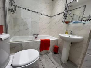 卡迪夫Stunning 2 bed flat in central Canton, Cardiff的浴室配有卫生间、盥洗盆和浴缸。