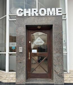 里奥夸尔托Chrome Hotel的上方标有标志的商店门