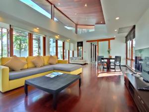 盼武里Pranaluxe 4 Bedroom Pool Villa C8的客厅配有沙发和桌子