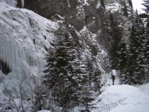 罗卡皮耶托雷根司安尼拉宾馆的一个人沿着雪覆盖的小径走