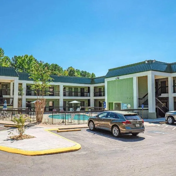 Quality Inn & Suites near Six Flags - Austell，位于奥斯特的酒店