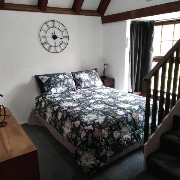 Arden Country House - The Chalet Bed and Breakfast，位于Karitane的酒店