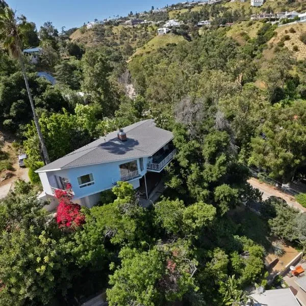 Stunning Hollywood Midcentury Modern-Views-Best Location!，位于洛杉矶的酒店