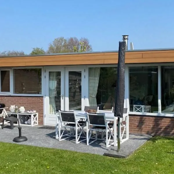 Vakantiebungalow in Riviera Maison stijl nabij zee en strand, bos en duin，位于卡斯特里科姆的酒店