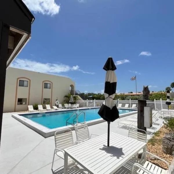 NEW condo! Just 15 min to Ft Myers and Sanibel beach! Great Location!!，位于迈尔斯堡海滩的酒店