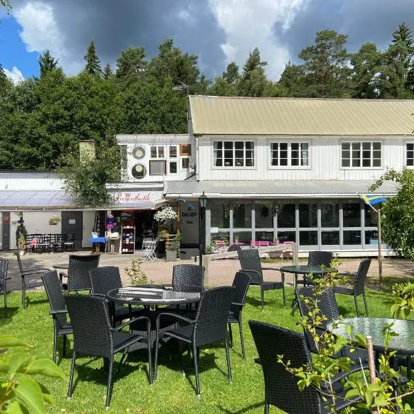 Modern vindsvåning ovanpå café ute på landet.，位于布罗斯的酒店