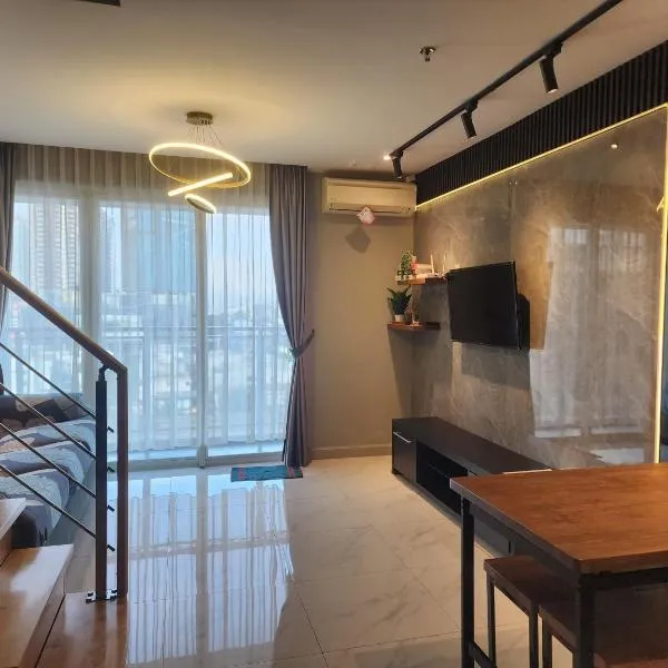 2 BR Apartment Grand Jati Junction Medan view City 12th Floor，位于棉兰的酒店