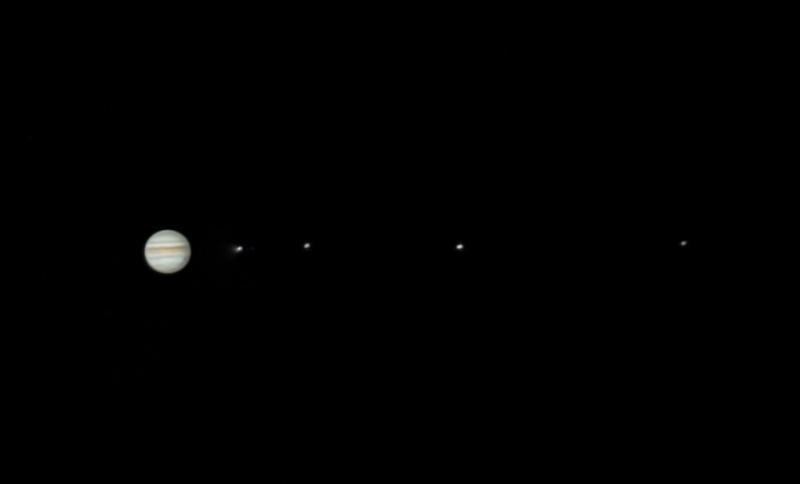 Look at this fantastic shot of Jupiter and the Galilean moons taken by @AstroBrighton’s Ivana Peranic at 3am this morning: Jupiter, Io, Europa, Ganymede and Calisto all lined up like a string of pearls!