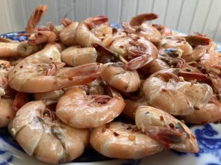 A platter of cooked shrimp ready to peel and eat.