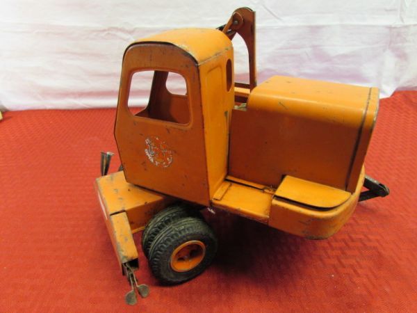 VINTAGE METAL TOY CRANE 