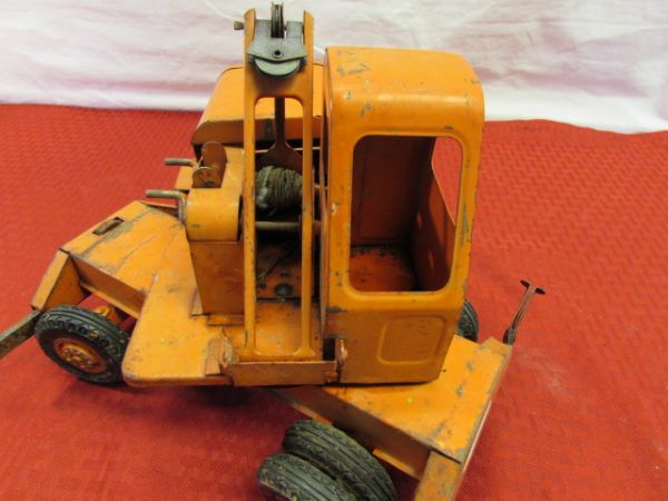 VINTAGE METAL TOY CRANE 