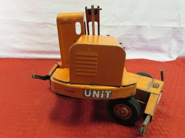 VINTAGE METAL TOY CRANE 