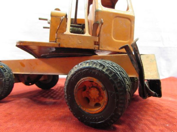 VINTAGE METAL TOY CRANE 