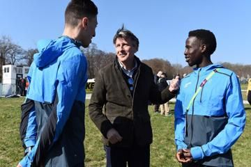 Athlete refugees Otmane Nait-Hammou and Jamal Abdelmaji Eisa Mohammed in Aarhus with IAAF President Sebastian Coe