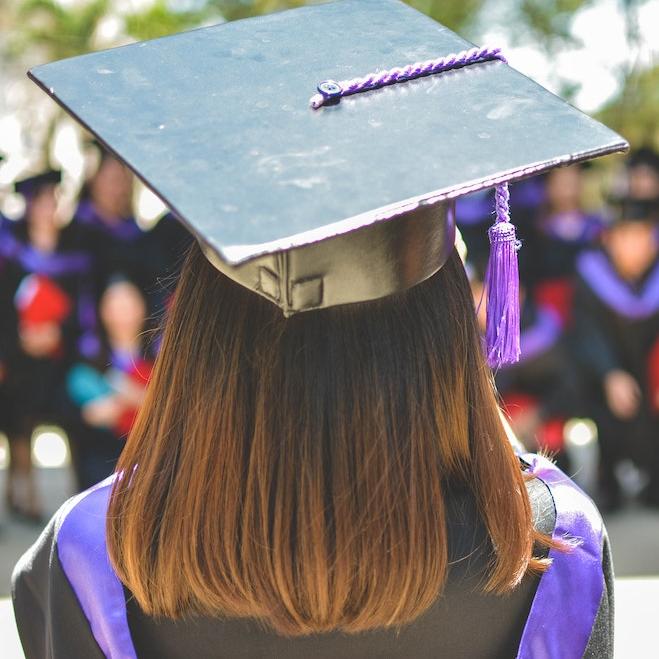 		Person wearing graduation cap, seen from the back
	