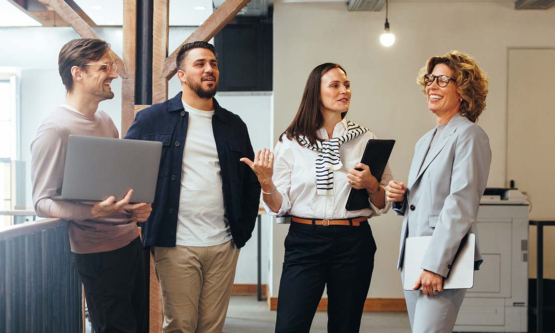 Business people have spontaneous meetings in an open-plan office space. Affärsmänniskor har spontanmöte i ett öppet kontorsutrymme.