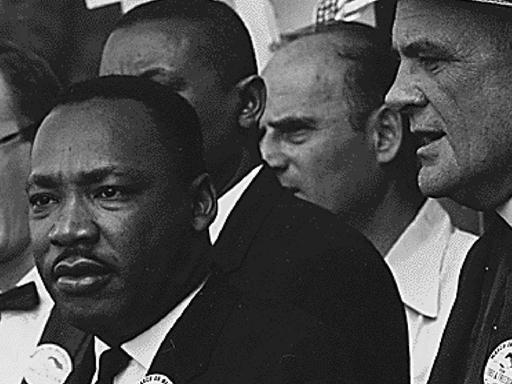 Martin Luther King, Jr., Präsident der US-amerikanischen Bürgerrechtsorganisation Southern Christian Leadership Conference in einer Menschenmenge am 28. August 1963. Der kürzlich verstorbene Bürgerrechtler John Lewis ist zum Teil zu sehen.