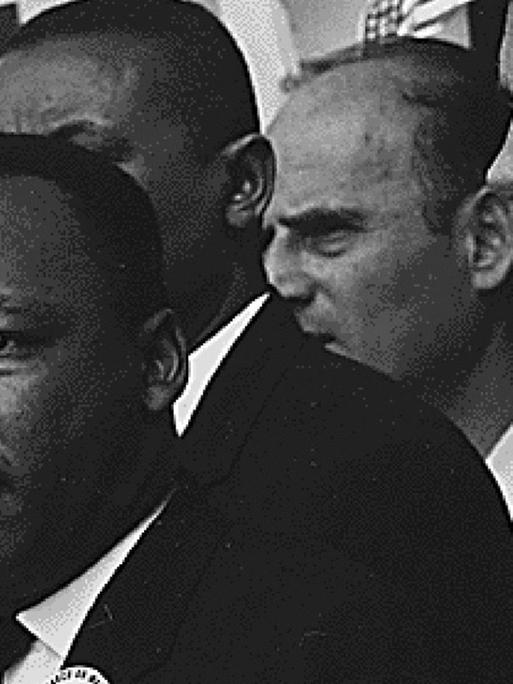 Martin Luther King, Jr., Präsident der US-amerikanischen Bürgerrechtsorganisation Southern Christian Leadership Conference in einer Menschenmenge am 28. August 1963. Der kürzlich verstorbene Bürgerrechtler John Lewis ist zum Teil zu sehen.