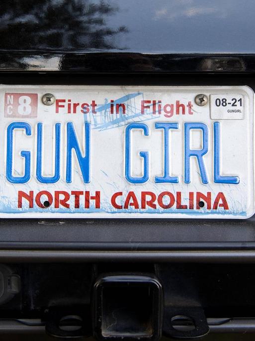 Nummernschild aus dem Staat North Carolina mit der Aufschrift „Gun Girl“