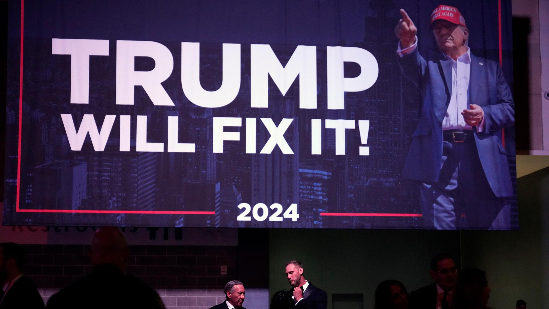 Unterstützer nehmen an einer Wachparty für den republikanischen Präsidentschaftskandidaten und ehemaligen Präsidenten Donald Trump im Palm Beach County Convention Center in West Palm Beach, Florida, teil. 