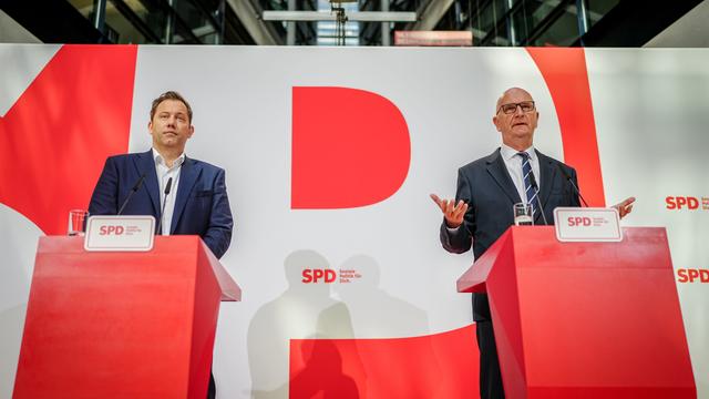 Dietmar Woidke (r, SPD), Ministerpräsident von Brandenburg, und Lars Klingbeil, SPD-Bundesvorsitzender, geben eine Pressekonferenz nach den Gremiensitzungen der Partei nach der Landtagswahl in Brandenburg.