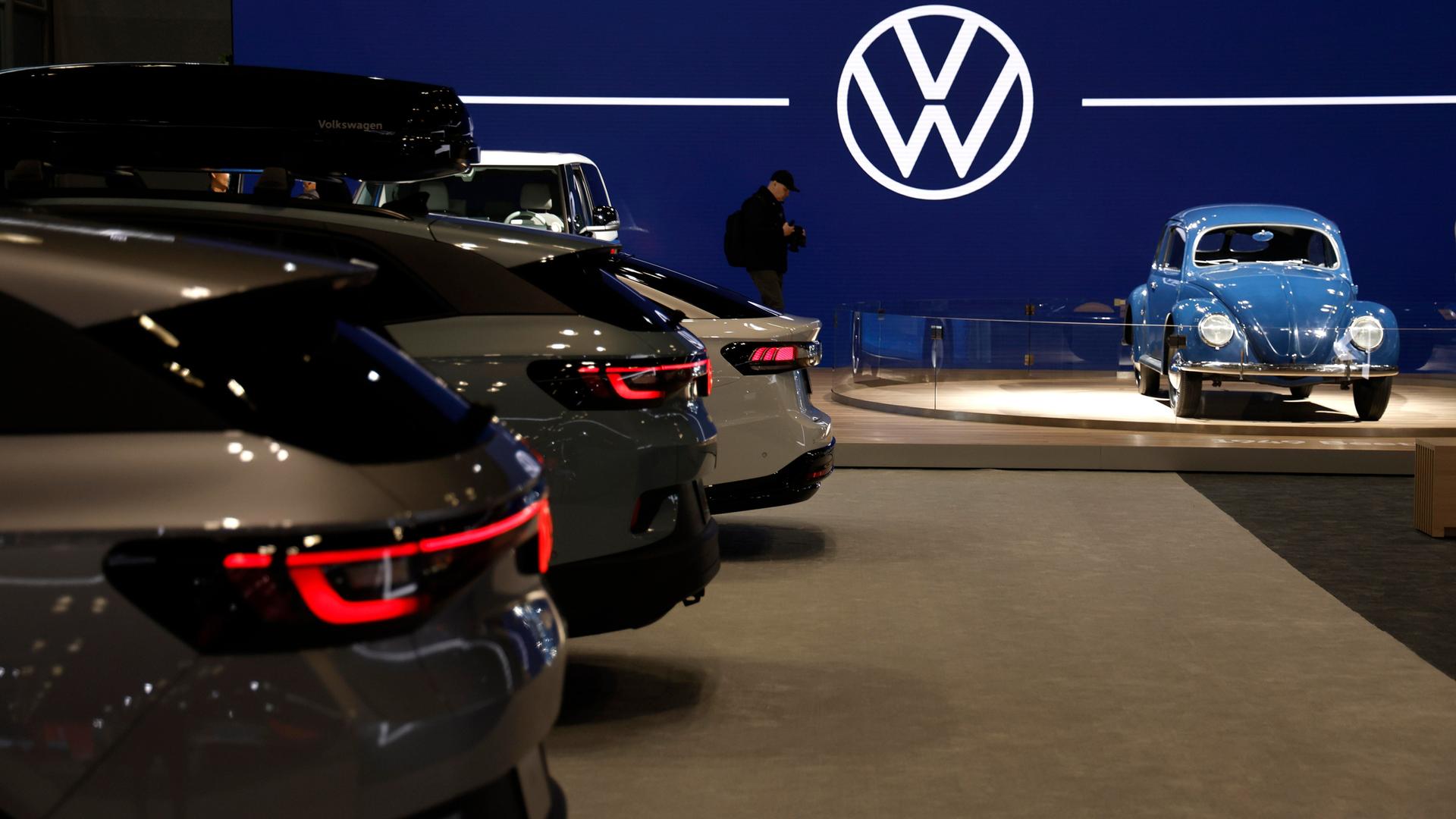 Mehrere Autos von Volkswagen sind auf der New York International Auto Show ausgestellt. Unter anderem ein Käfer von 1949.