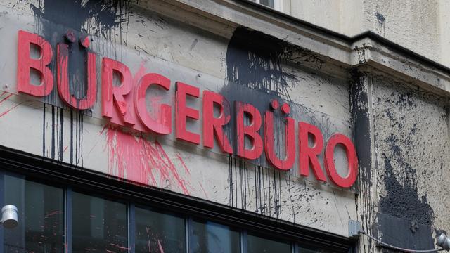 Die Fassade eines SPD-Bürgerbüros ist mit roter und schwarzer Farbe bedeckt. Unbekannte haben im Juli 2020 das Wahlkreisbüro der damaligen Bundestagsabgeordneten Daniela Kolbe aus Leipzig attackiert.