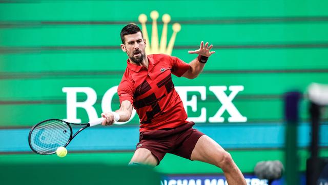 Tennisspieler Novak Djokovic trifft den Ball mit der Vorhand. 