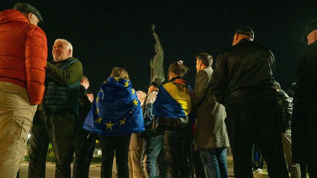 Pro-europäische Demonstranten treffen sich am Wahlabend an einem Denkmal im Zentrum der Hauptstadt Chisinau.