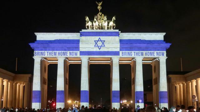 Das Brandenburg Tor in Berlin ist am 7. Oktober 2024, eine Jahr nach dem Terrorangriff der Hamas, illuminiert mit einer Israelfahne. 