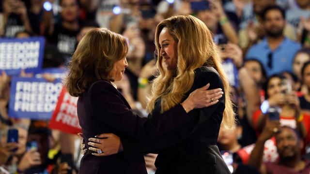 Kamala Harris und Beyoncé Knowles umarmen sich auf der Bühne bei einer Wahlkampfveranstaltung in Houston, Texas.