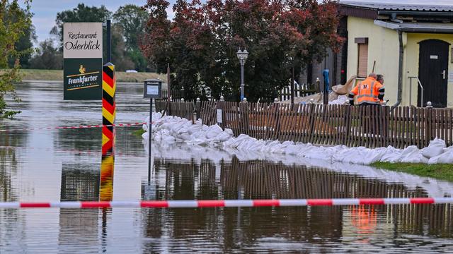 Das Restaurant "Oderblick" im Osten Brandenburgs wird mit einem Wall aus Sandsäcken vor dem Hochwasser der Oder geschützt.