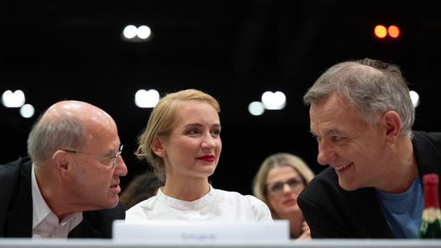 Gregor Gysi (l-r) unterhält sich mit Ines Schwerdtner und Jan van Aken, neuen Vorsitzende der Partei Die Linke, auf dem Bundesparteitag der Linken. Auf dem dreitägigen Parteitag wählten die Delegierten einen neuen Vorstand.