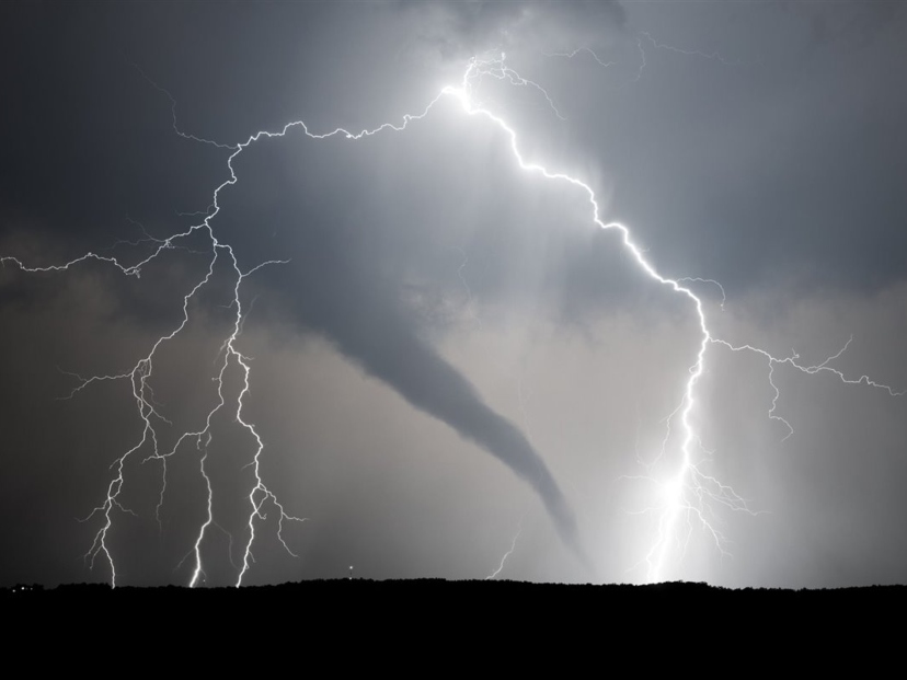 huracan-tornado